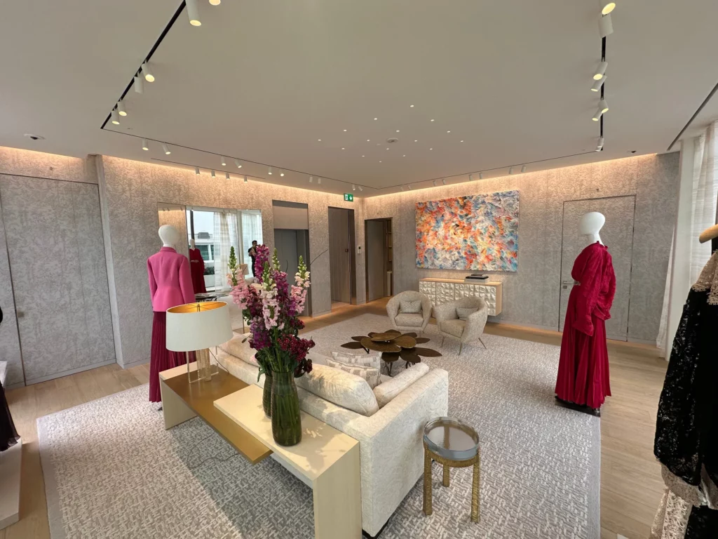 Dior-Boutique Genf: Salon mit Sofa, Beistelltischen und Kunstwerk