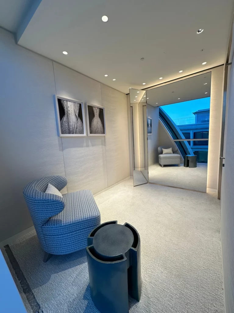 Dior-Boutique Genf: Sessel und Beistelltisch vor dem Fenster