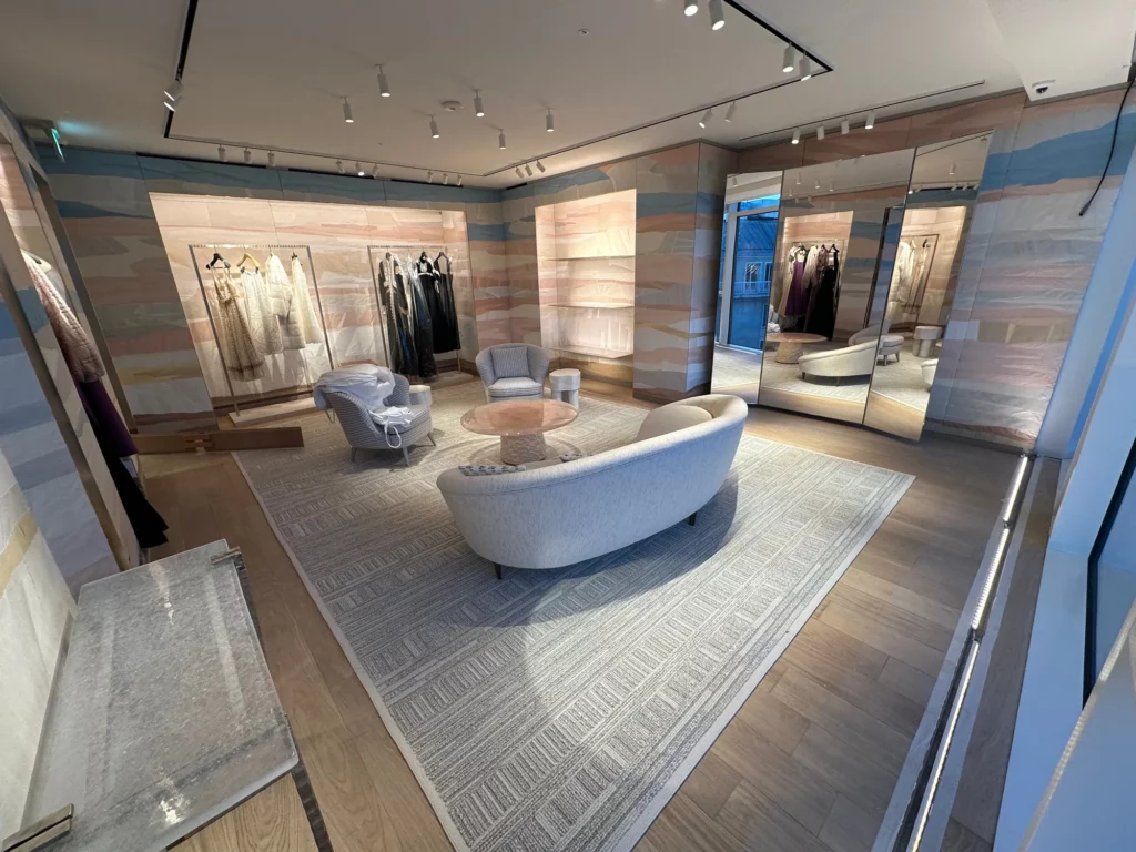 Dior-Boutique Genf: Salon mit geschwungenem Sofa