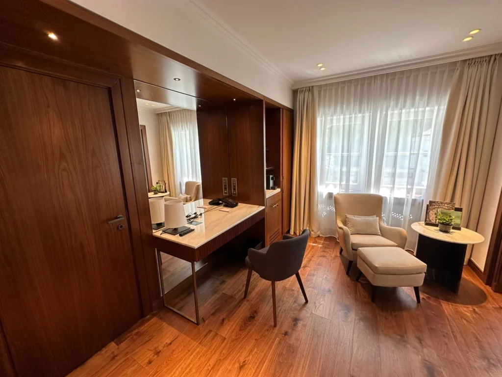 Grand Hotel des Bains Kempinski St. Moritz: Zimmer mit Schreibtisch und Wandverkleidung aus Holz