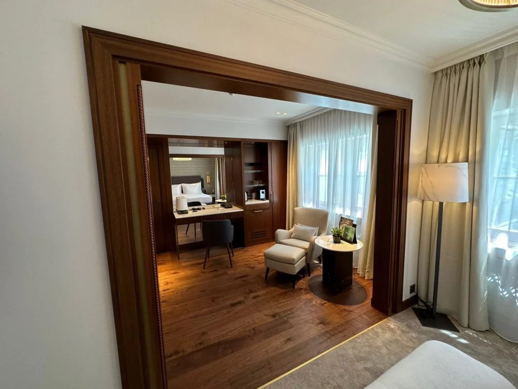 Grand Hotel des Bains Kempinski St. Moritz: Blick ins Zimmer mit Holzmöbeln