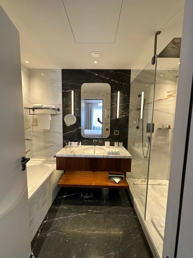 Grand Hotel des Bains Kempinski St. Moritz: Badezimmer mit Waschtisch aus Holz