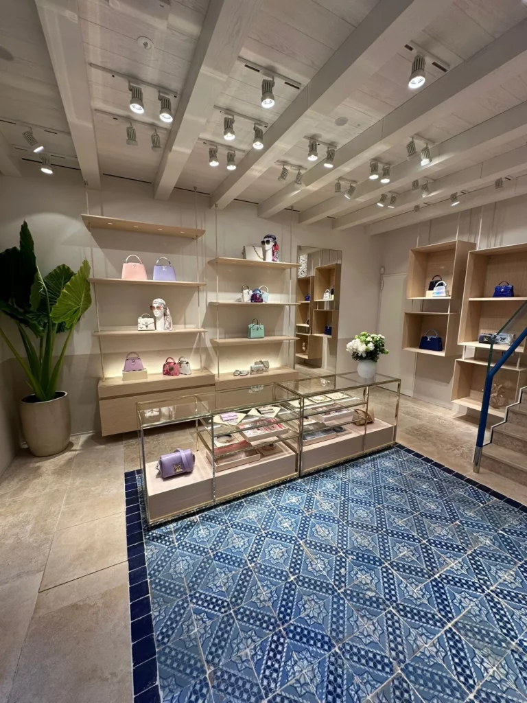 Louis Vuitton Taormina: Wandregale und Vitrinen