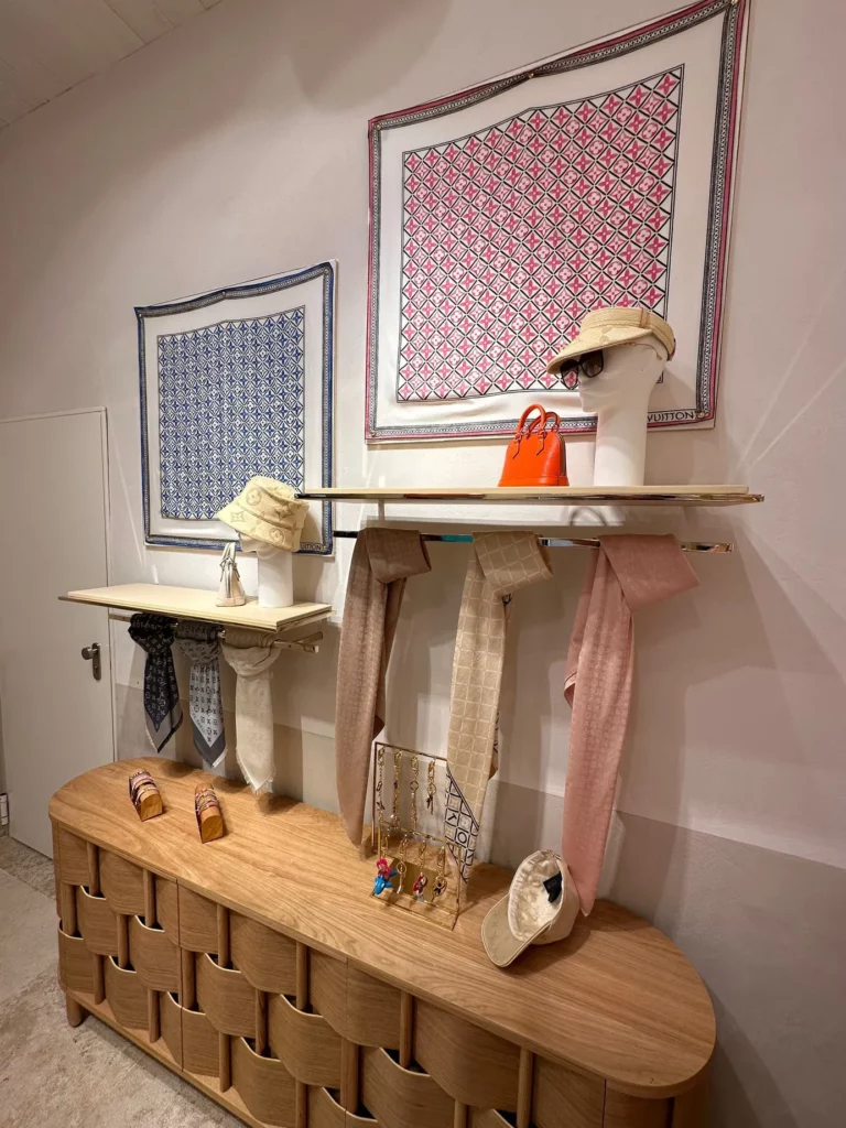 Louis Vuitton Taormina: Wandablage mit Accessoires