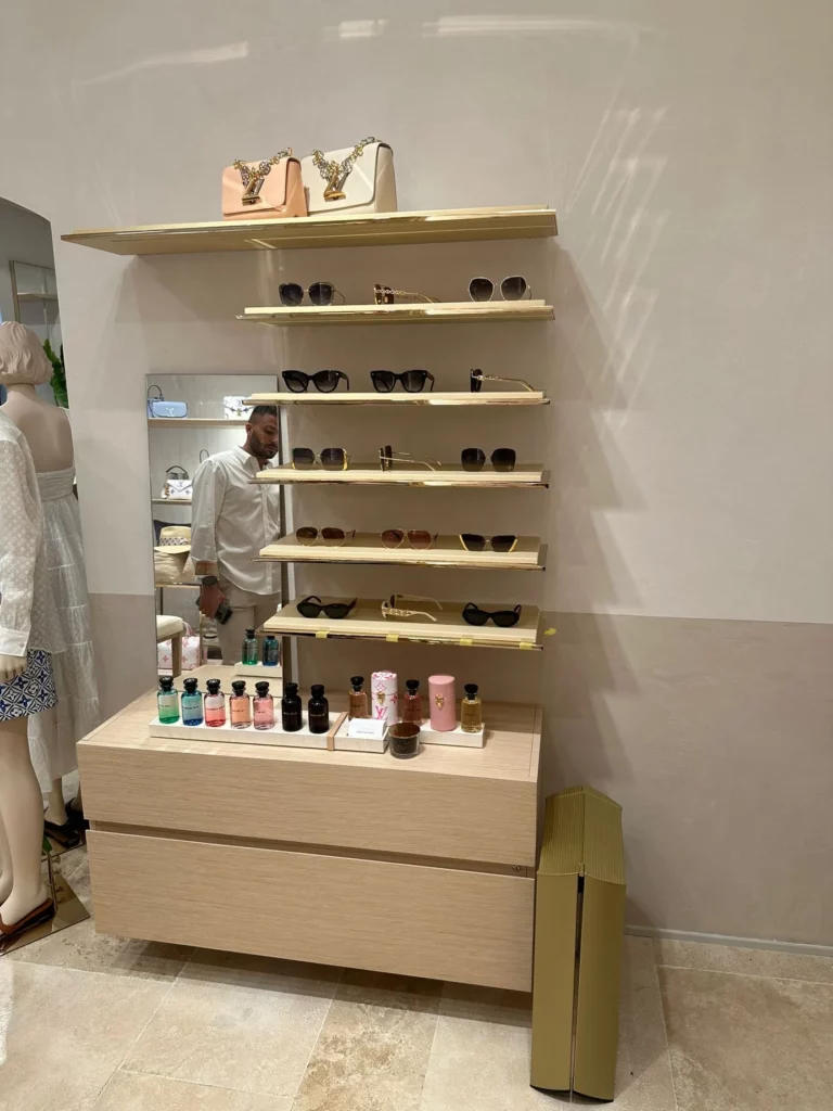 Louis Vuitton Taormina: Regal für Sonnenbrillen