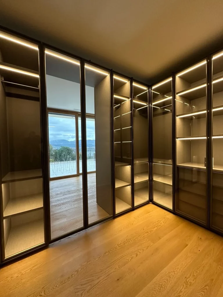 Kleiderschrank mit Glastüren