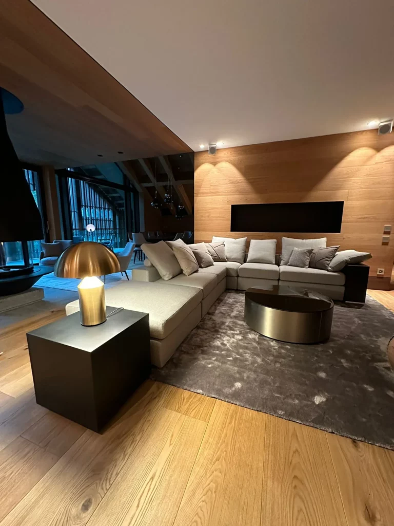 The Chedi Andermatt: Wohnbereich der Penthouse-Suite mit Holzwänden