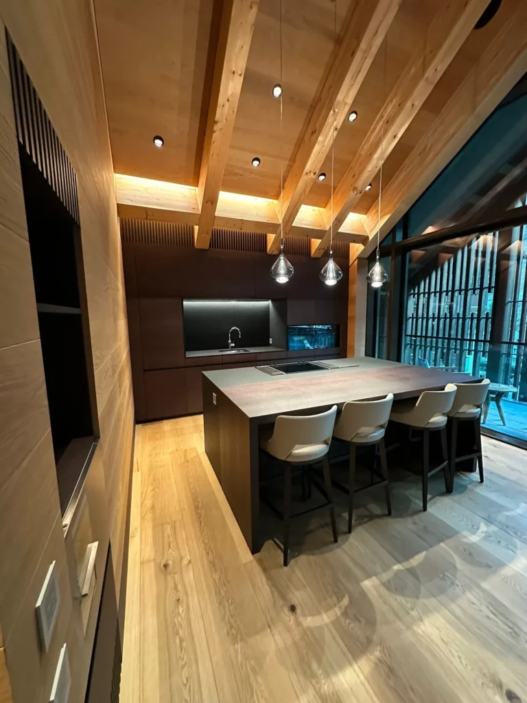 The Chedi Andermatt: Küche mit Holzdecke