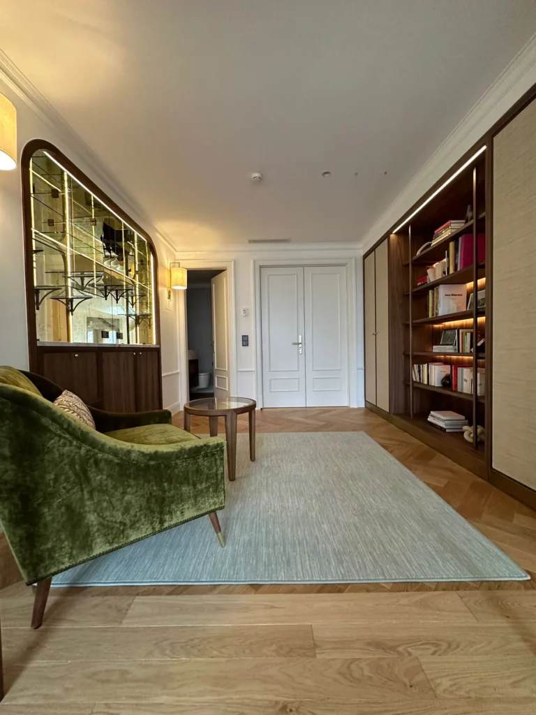 Victoria-Jungfrau Grand Hotel Interlaken: Flur mit Bücherregalen